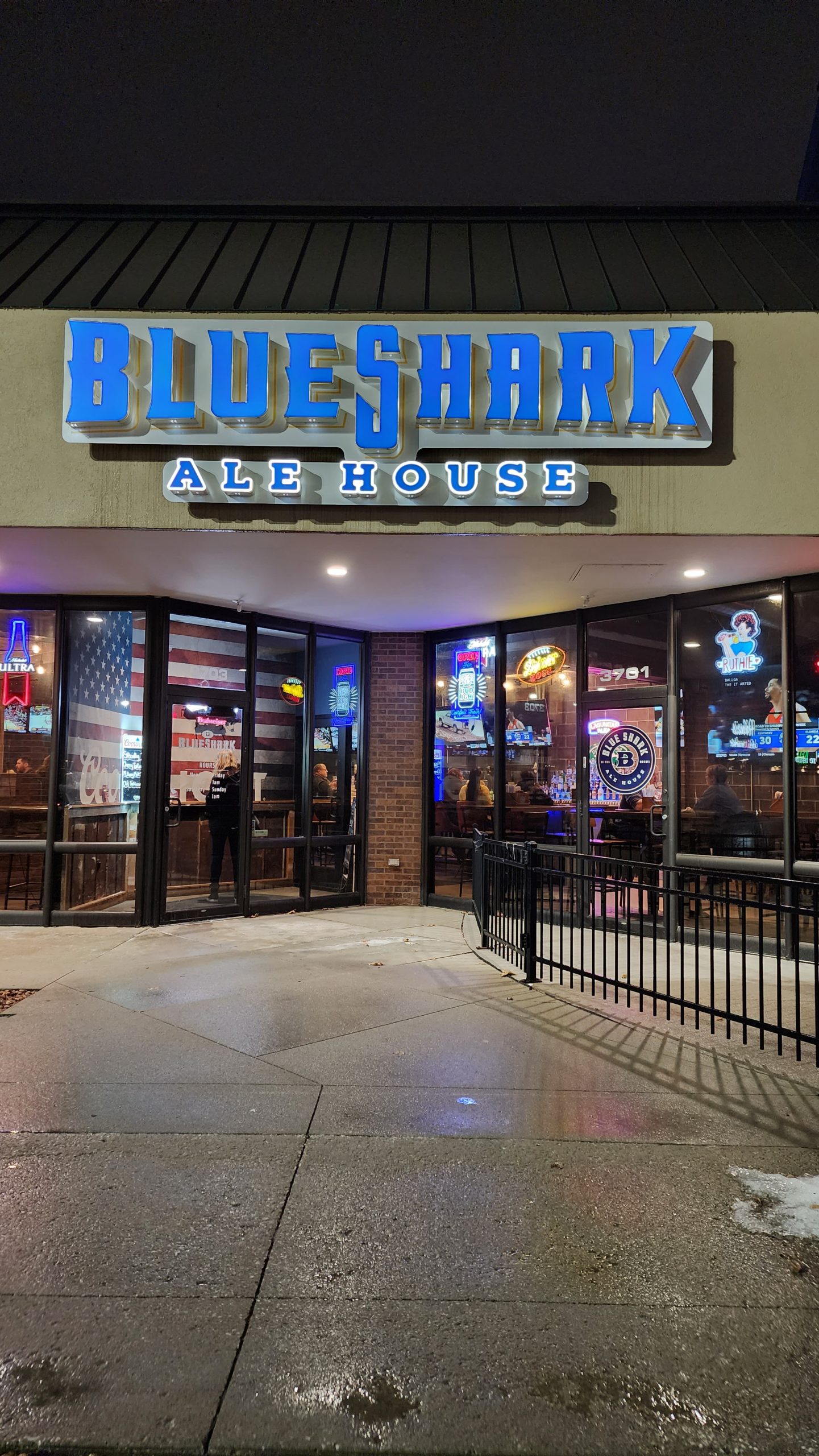 Blue Shark Ale House (Urbandale, IA) Review